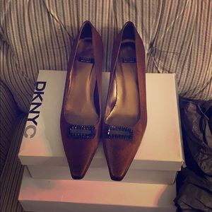 Material Brown, satin like with a great xtra pop!